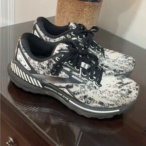Brooks Adrenaline GTS Cream and Black Sneakers